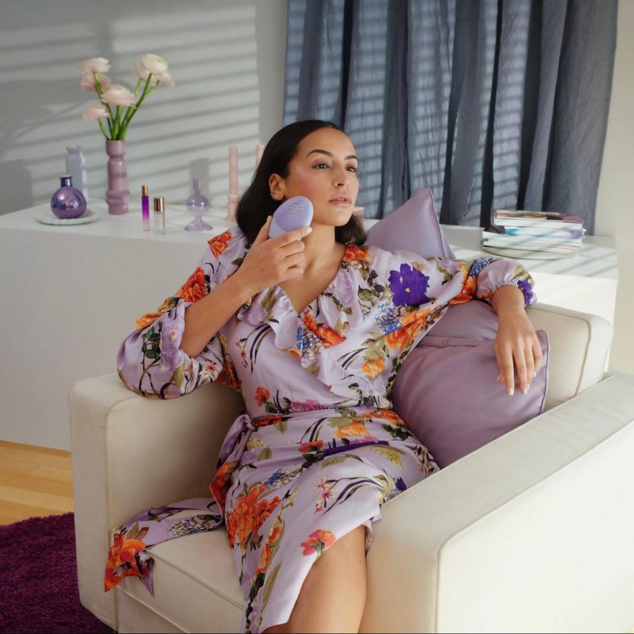 Mujer usando dispositivo facial de belleza