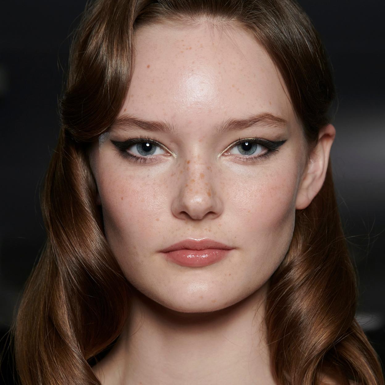 Modelo con un maquillaje luminoso y natural.