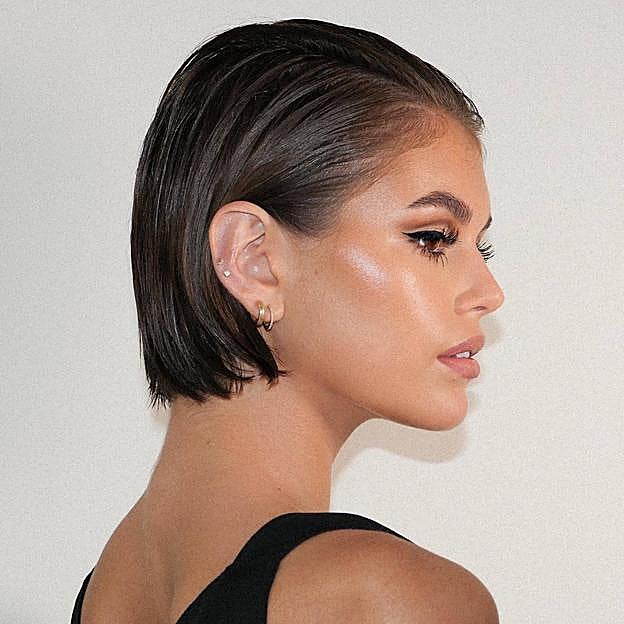 Kaia Gerber con wet look pulido