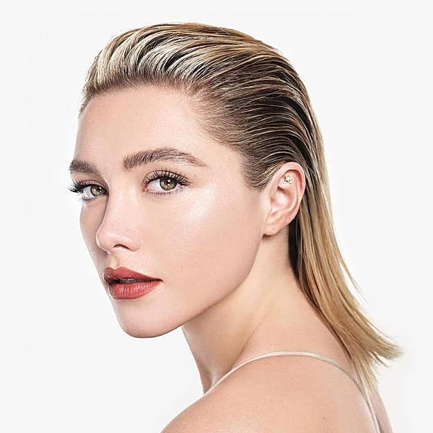 Florence Pugh con wet look peinado hacia atrás