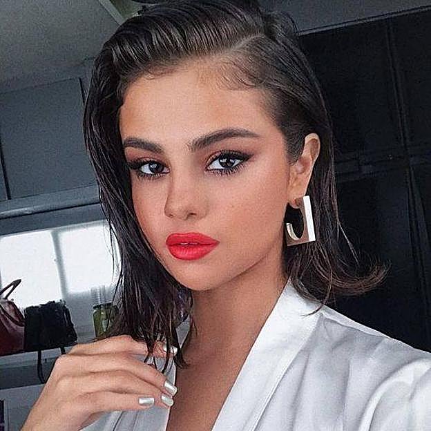 Selena Gomez con peinado wet conr aya a un lado