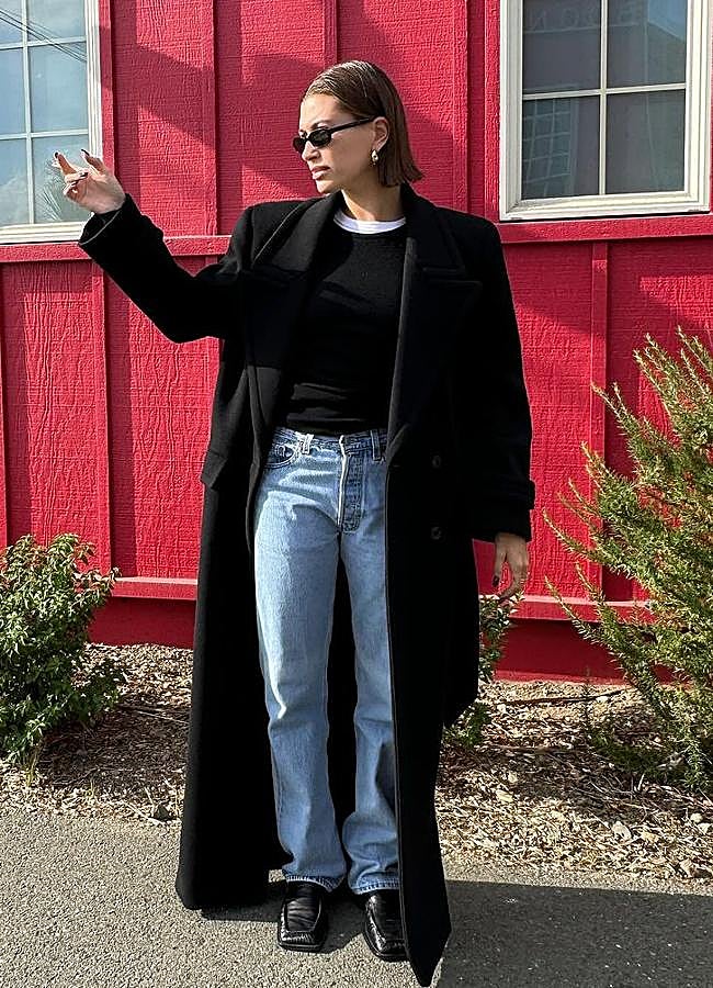 Imagen - Hailey Bieber con un look con vaqueros.