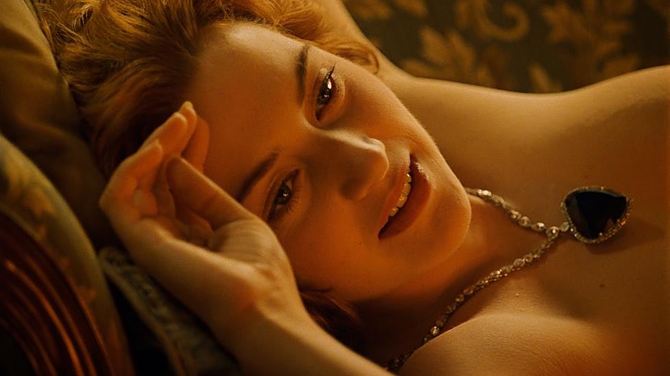 Kate Winslet en Titanic con el Corazón del océano.