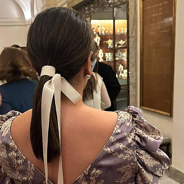 Tamara Falcó con peinado coquette hair