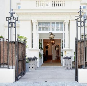 Imagen secundaria 1 - El hotel Villa Favorita está situado en pleno paseo de la Concha. 