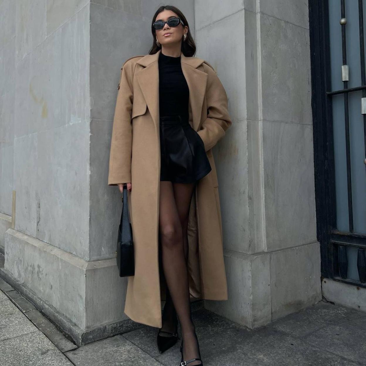 La influencer lleva un look con abrigo camel