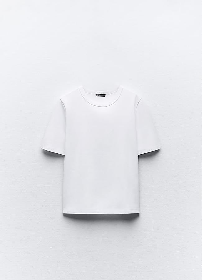 Imagen - Camiseta en blanco de manga corta de Zara. Foto: Zara.