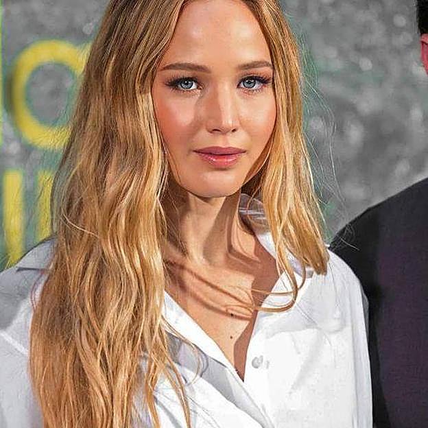 Jennifer Lawrence con cortes de pelo 2024 estilo ondas de rapunzel