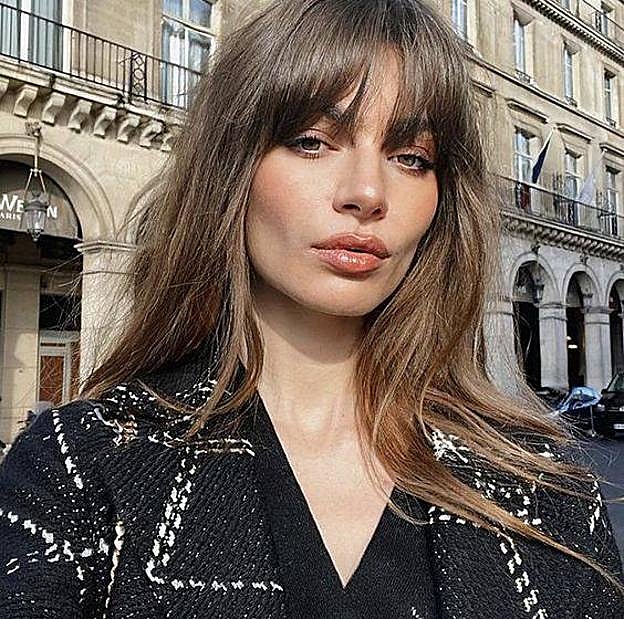 Influencer con flequillo birkin tendencia