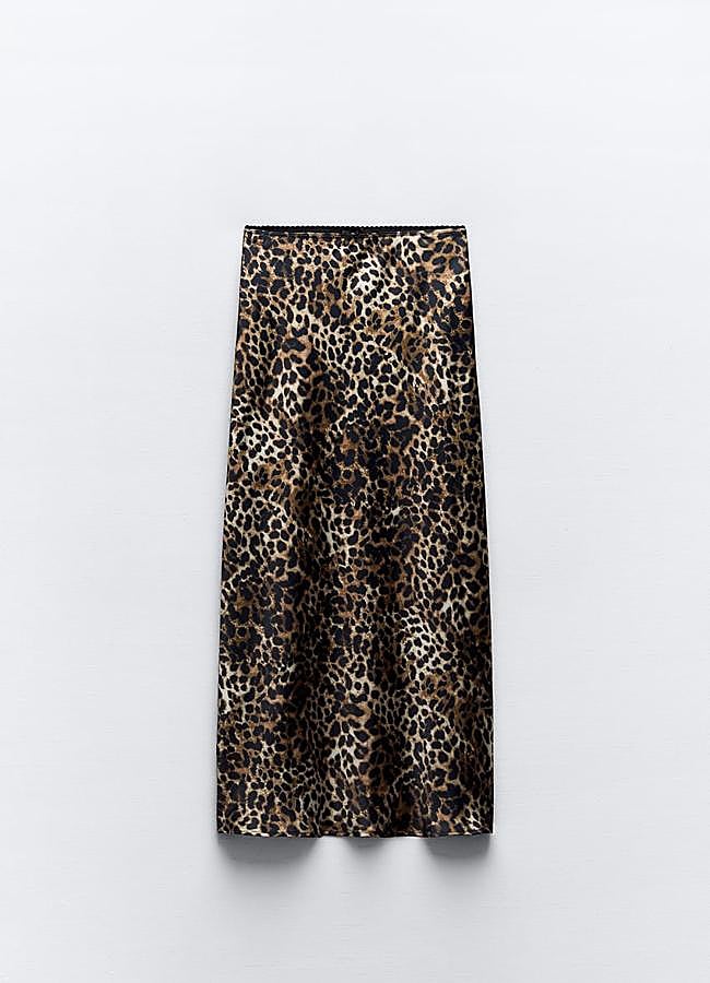 Imagen - Falda satinada con estampado animal de Zara. Foto: Zara.