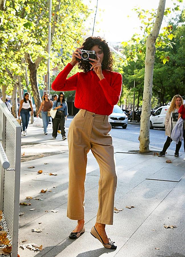 Imagen - Jersey rojo de Elena Miró (90 euros), pantalón de Weekend by MaxMara (185 euros), zapatos de Pretty Ballerinas (229 euros) y pañuelo de Zara (Vintage).