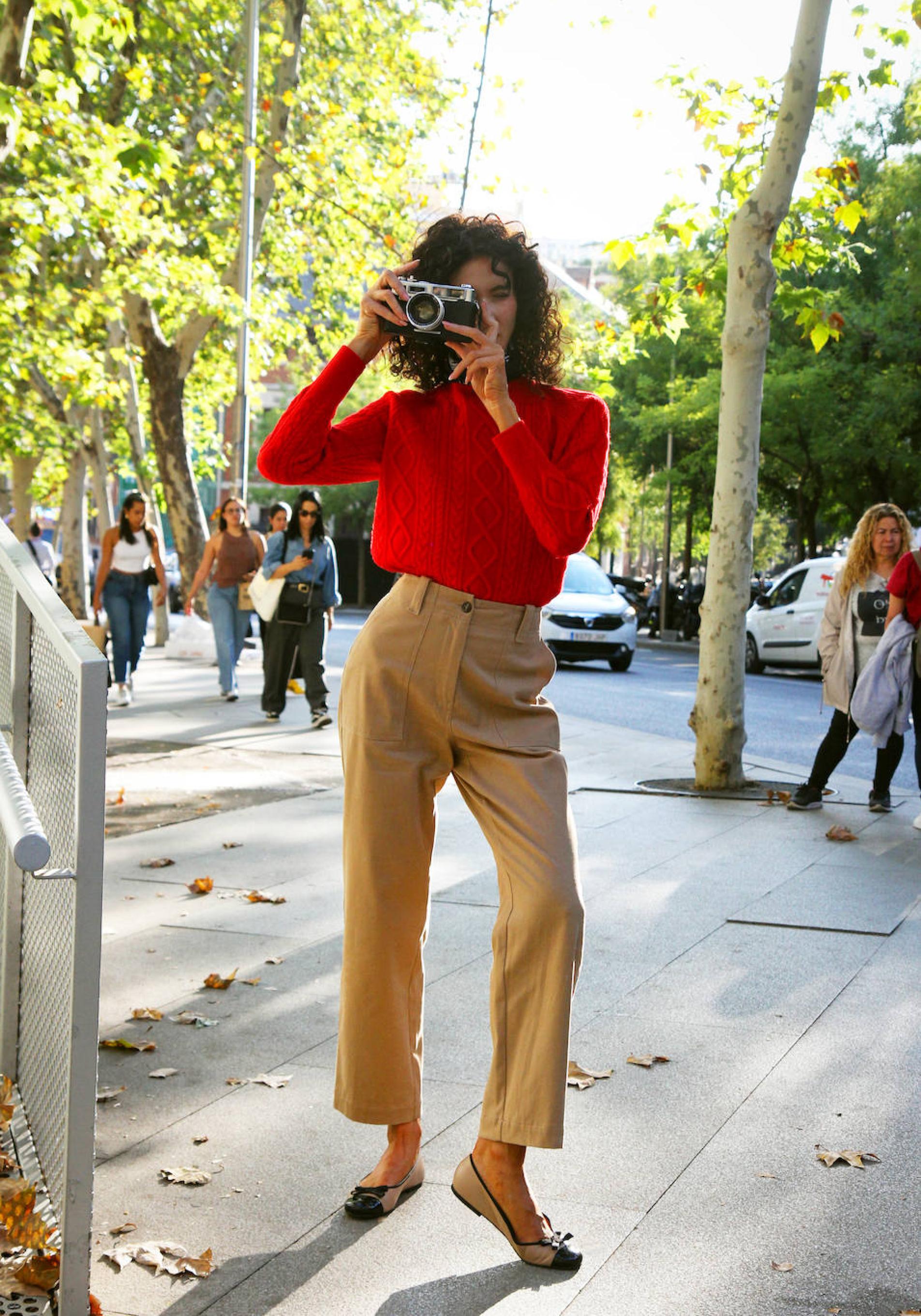 Cómo combinar un jersey rojo, la prenda tendencia más favorecedora del otoño-invierno