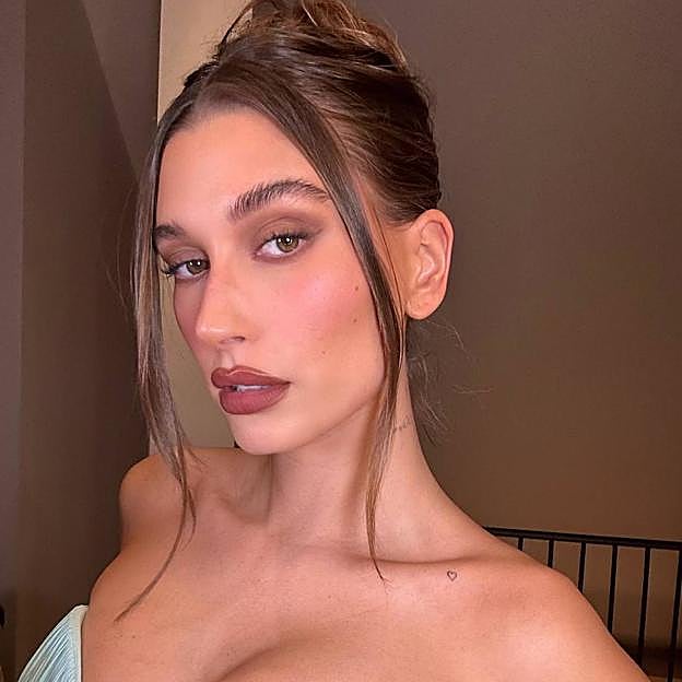 Peinados para Navidad fáciles de moño con mechones sueltos