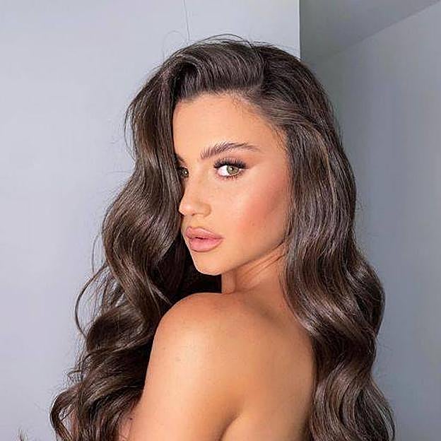 Melena suelta con ondas como peinado para Navidad fácil