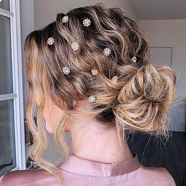 Moño decorado con horquillas de cristales