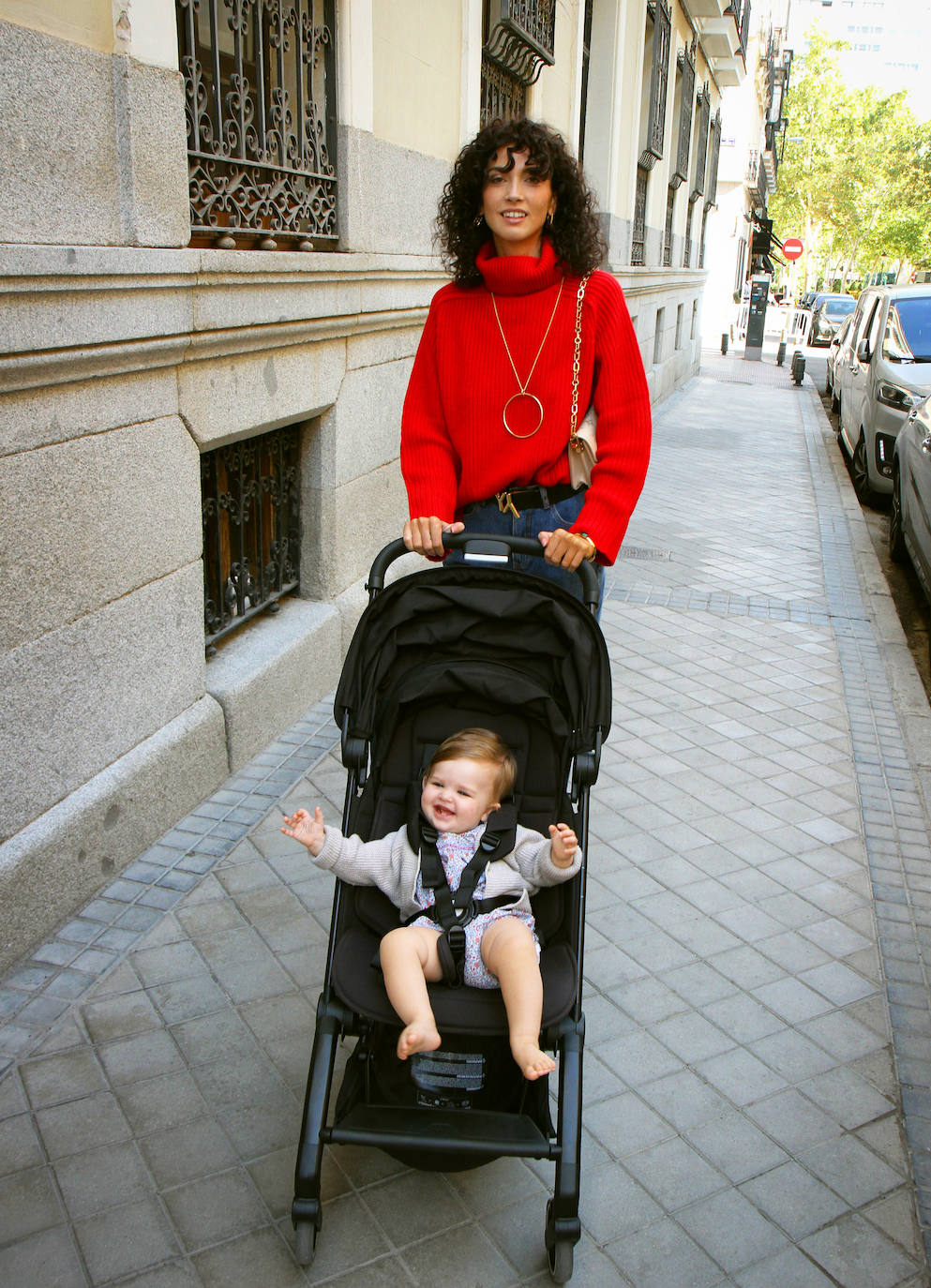 Imagen - Jersey rojo de Zara (29,95 euros), jeans de Guess (99 euros), zapatos de Geox (139 euros), bolso de Louis Vuitton (1.500 euros), collar de Zag, cinturón de Yleana Yepez (320,95 euros), pulsera de Zag y pendientes de Louis Vuitton (480 euros).