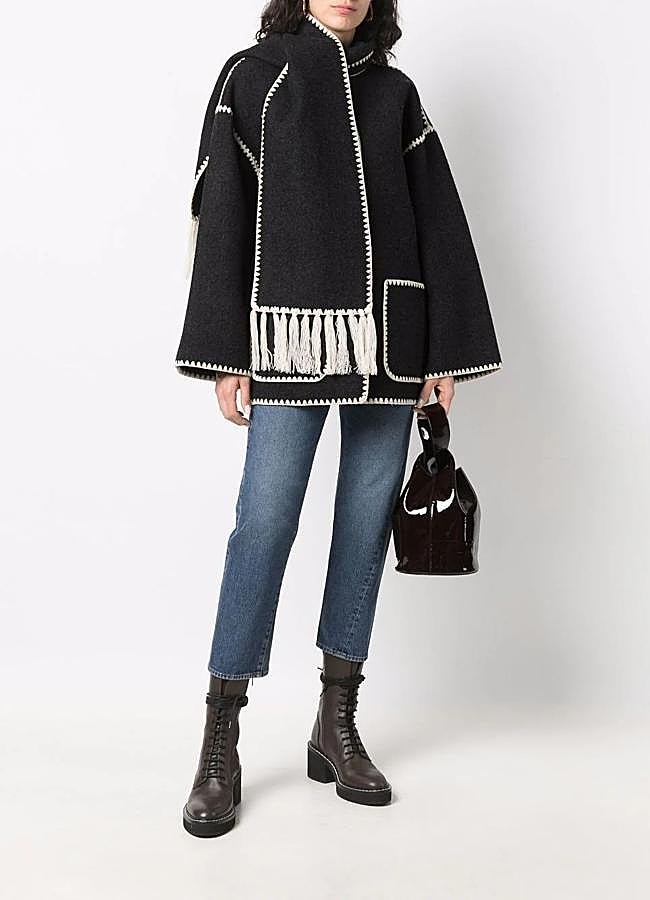 Imagen - Chaqueta con bufanda bordada de Totême, 890 euros.