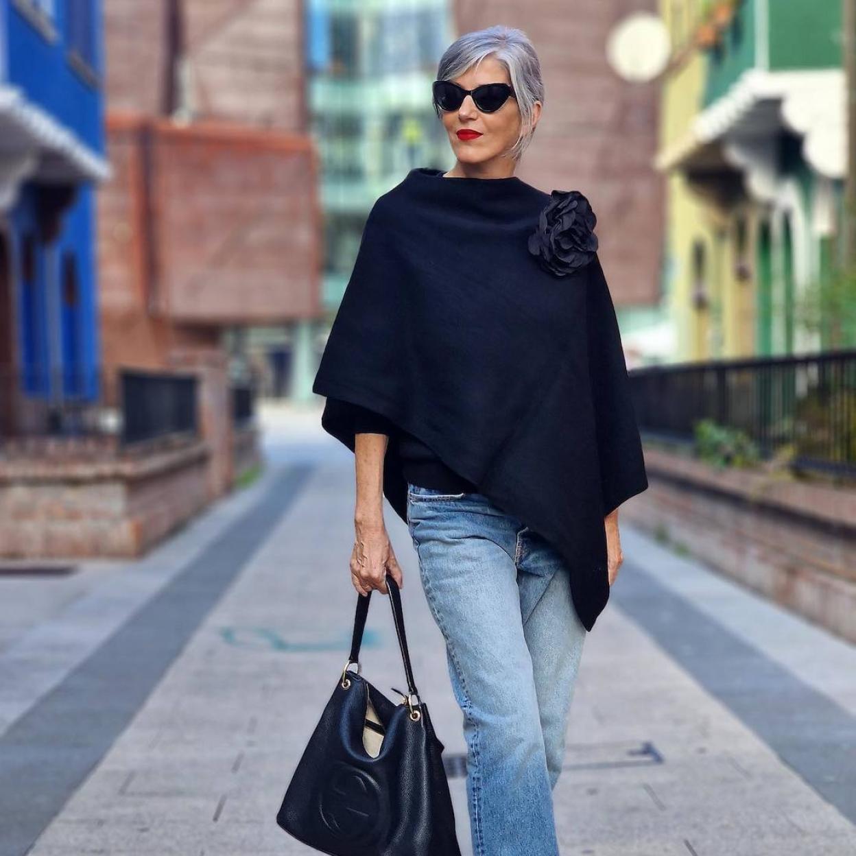 La influencer lleva un look con abrigo capa