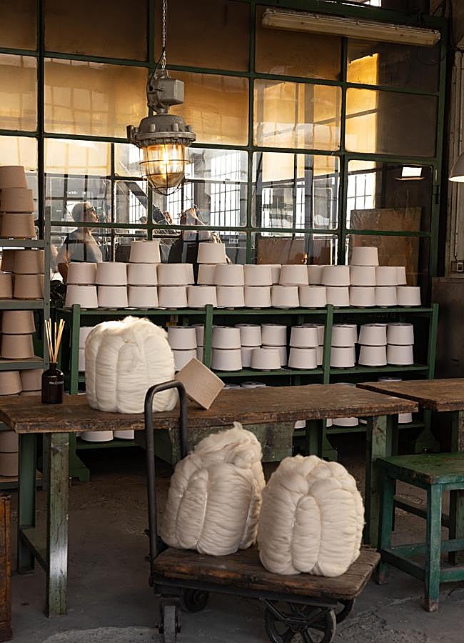 Imagen - Así llegan las madejas de cashemere de Mongolia a las fábricas italianas de Falconeri. Foto: Daniel Brull.