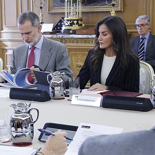 La reina Letizia y el rey Felipe durante la reunión.