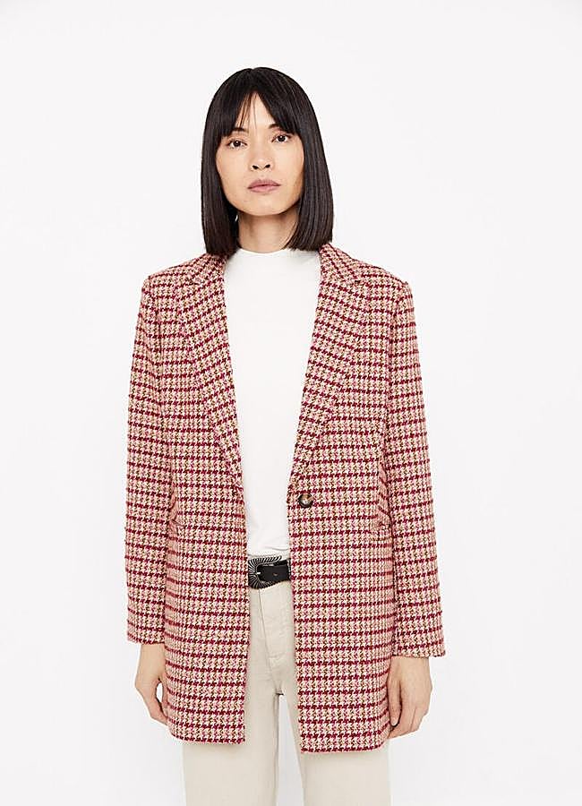 Imagen - Americana roja de tweed de Cortefiel, 53,99 euros.