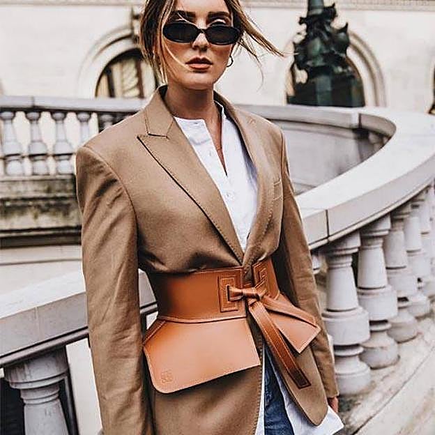 Influencer con look de blazer, cinturón fajín y falda vaquera