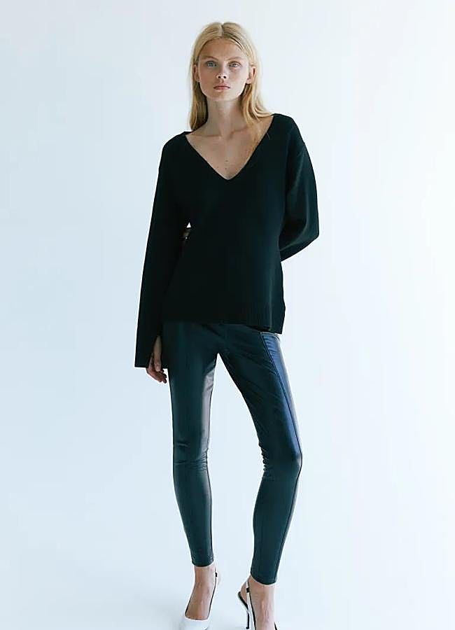 Imagen - Jersey negro con escote de pico de H&M, 29,99 euros.