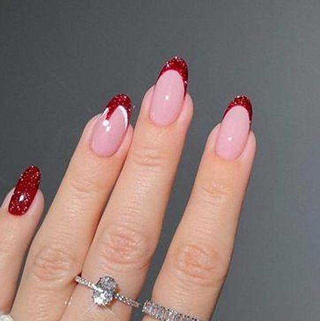 Uñas navideñas con gorro de Papá Noel