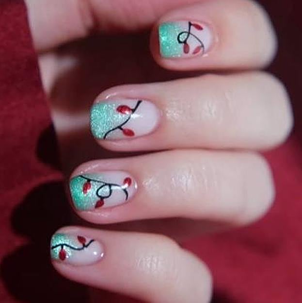 Uñas navideñas con diseño de árbol con luces