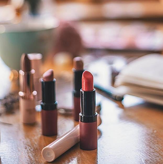 Pintalabios y primers de labios sobre una mesa