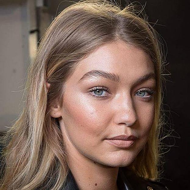 Gigi Hadid con la tendencia de color rubio oscuro con mechas vainilla