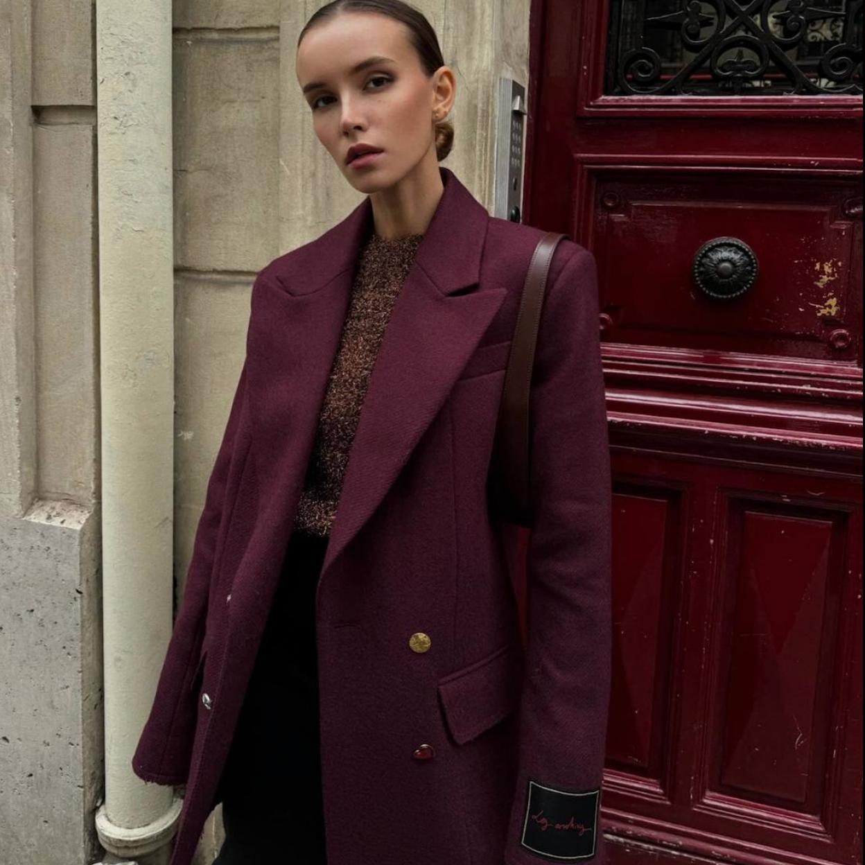 La influencer lleva un look con abrigo burgundy