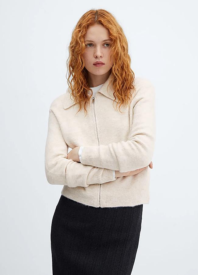 Imagen - Cárdigan con cremallera en color beige de Mango. Foto: Mango.