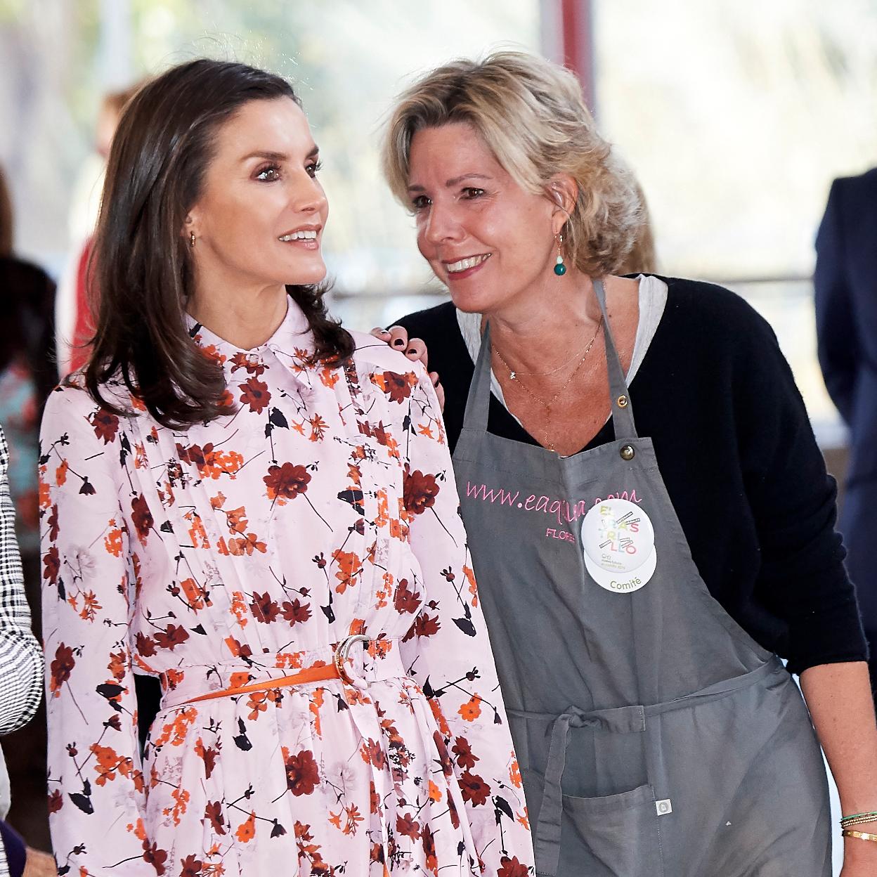 Simoneta Gómez Acebo junto a la reina Letizia en el 'Rastrillo Nuevo Futuro'. / 
