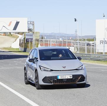 Imagen secundaria 1 - Microlino, Cupra Bron y coches de prueba del I Motor Session by Mujerhoy