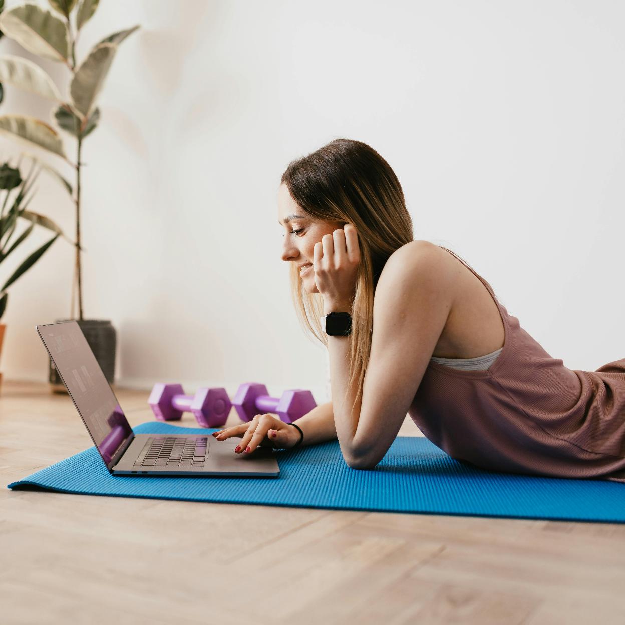 Mujer entrenando en casa