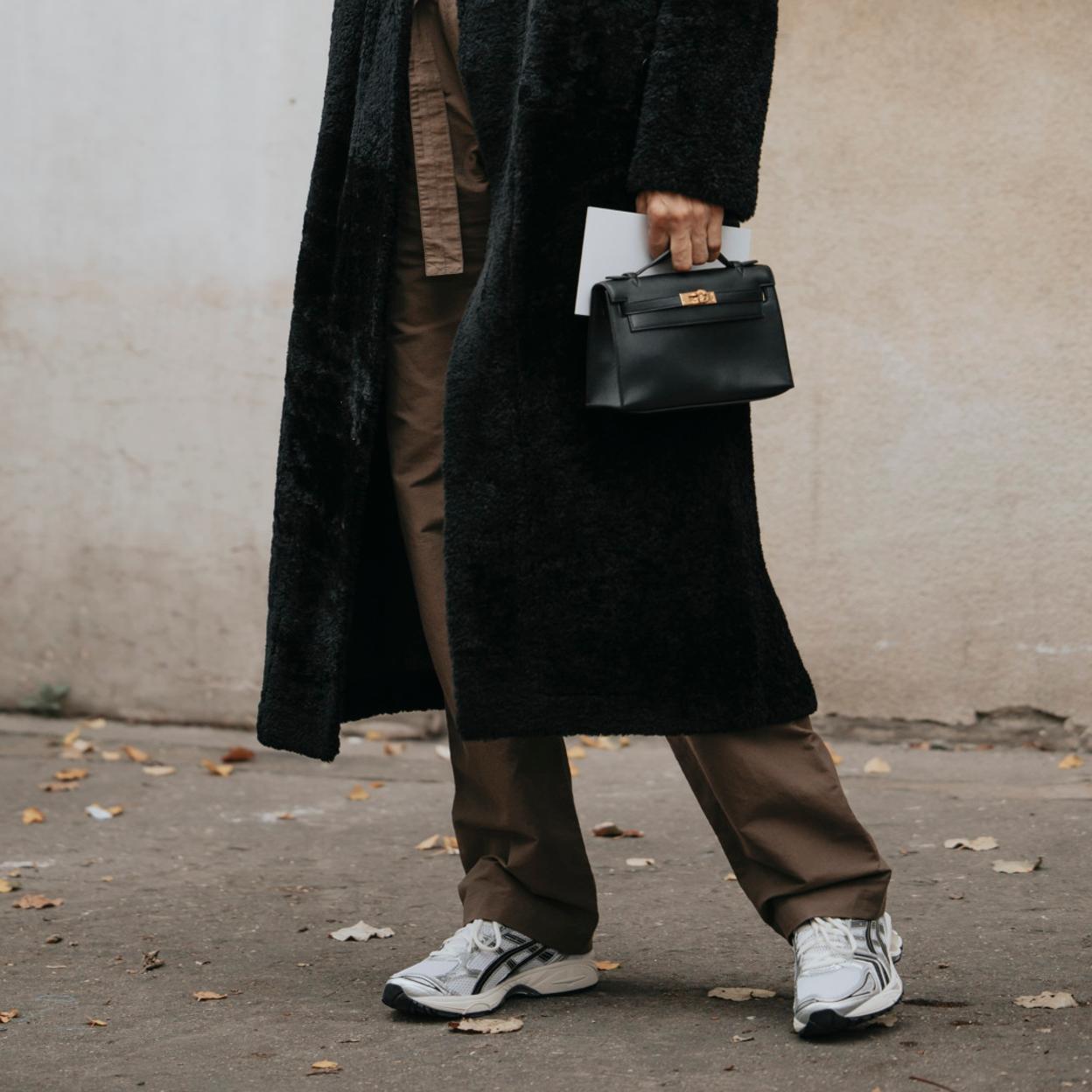 Una mujer con zapatillas.
