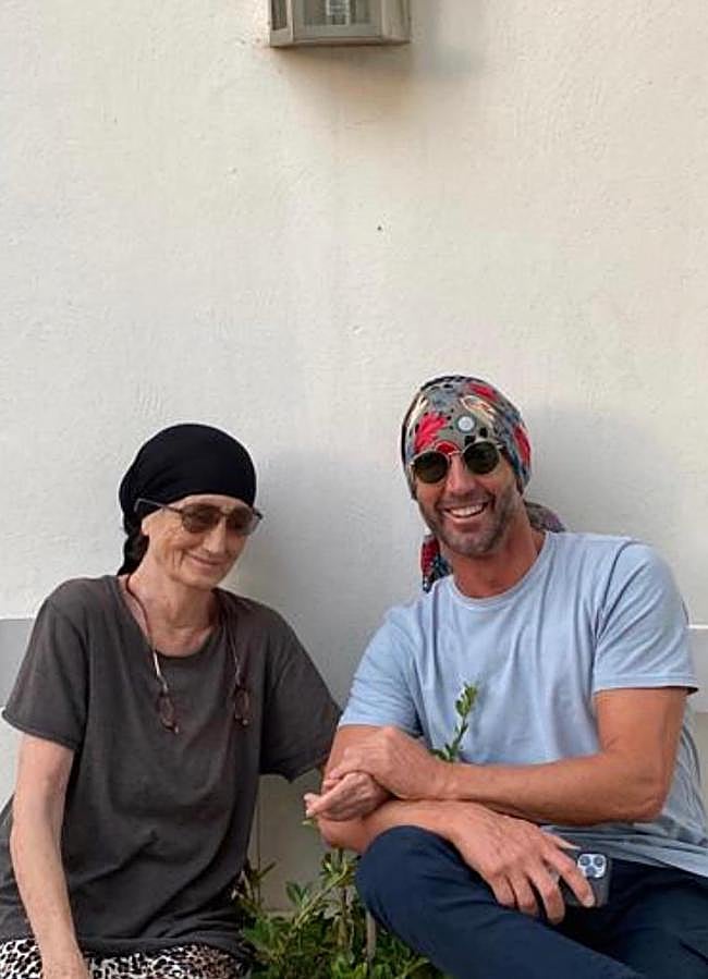 Imagen - Álvaro Muñoz Escassi junto a su madre en una imagen publicada en sus redes sociales. / INSTAGRAM