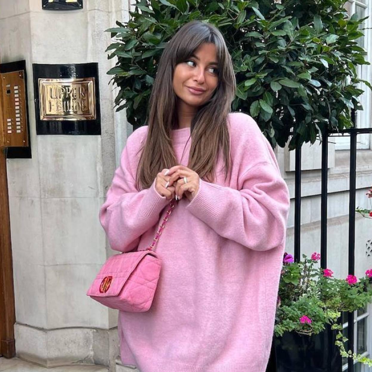 Influencer con jersey rosa