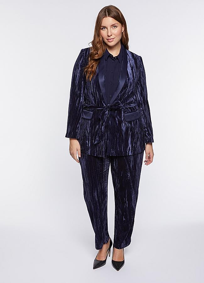 Imagen - Traje azul claro crinkle de Fiorella Rubino, chaqueta 129 euros y pantalón 59,99 euros.