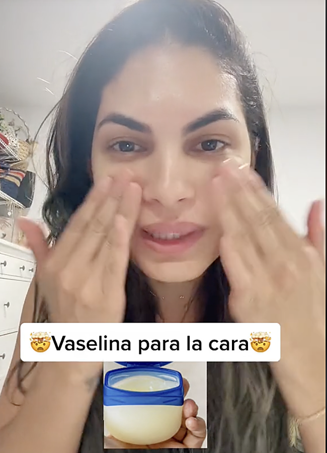 Imagen - Una tiktoker aplicando vaselina en la cara. Foto: Tiktok.