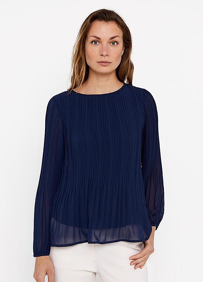 Imagen - Blusa plisada azul marino amplia de Cortefiel, 29,99 euros.