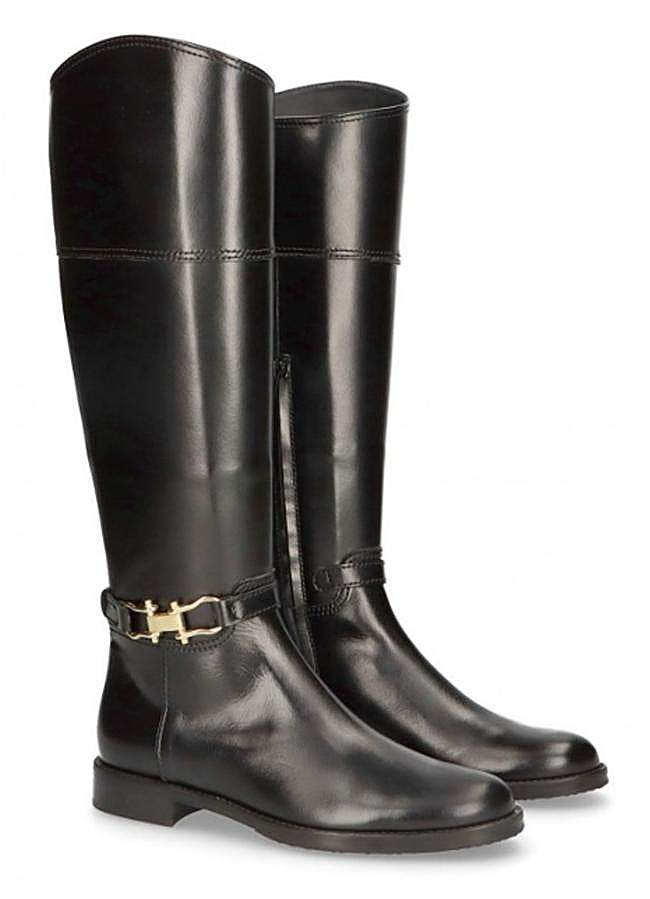 Imagen - Botas negras de montar negras con hebilla dorada de Mascaró, 279,50 euros.