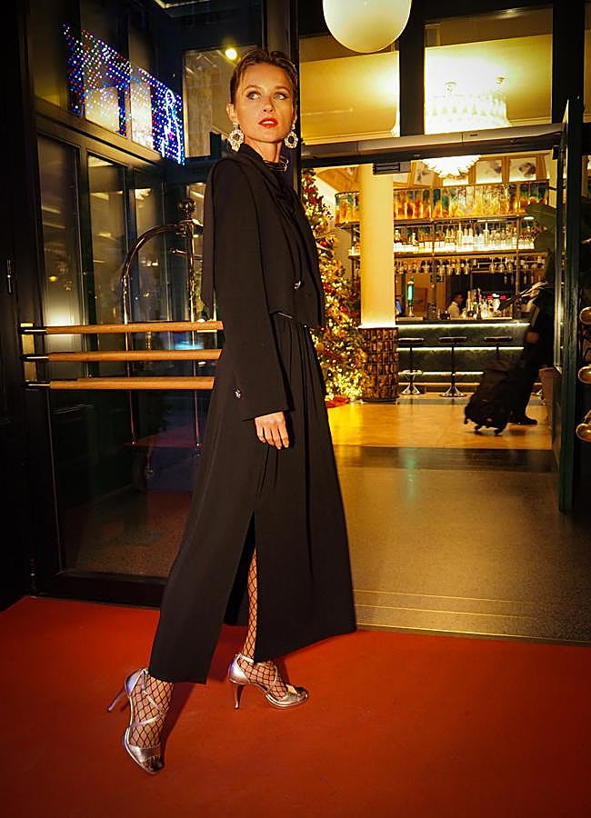 Imagen - Americana cropped de Woman de El Corte Inglés, vestido negro de Woman de El Corte Inglés, medias de red de Énfasis disponibles en El Corte Inglés, sandalias plateadas de Woman El Corte Inglés y pendientes de Tintoretto disponibles en El Corte Inglés. Foto: Javier Pérez Pla