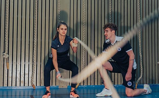 Pareja haciendo ejercicio. / 