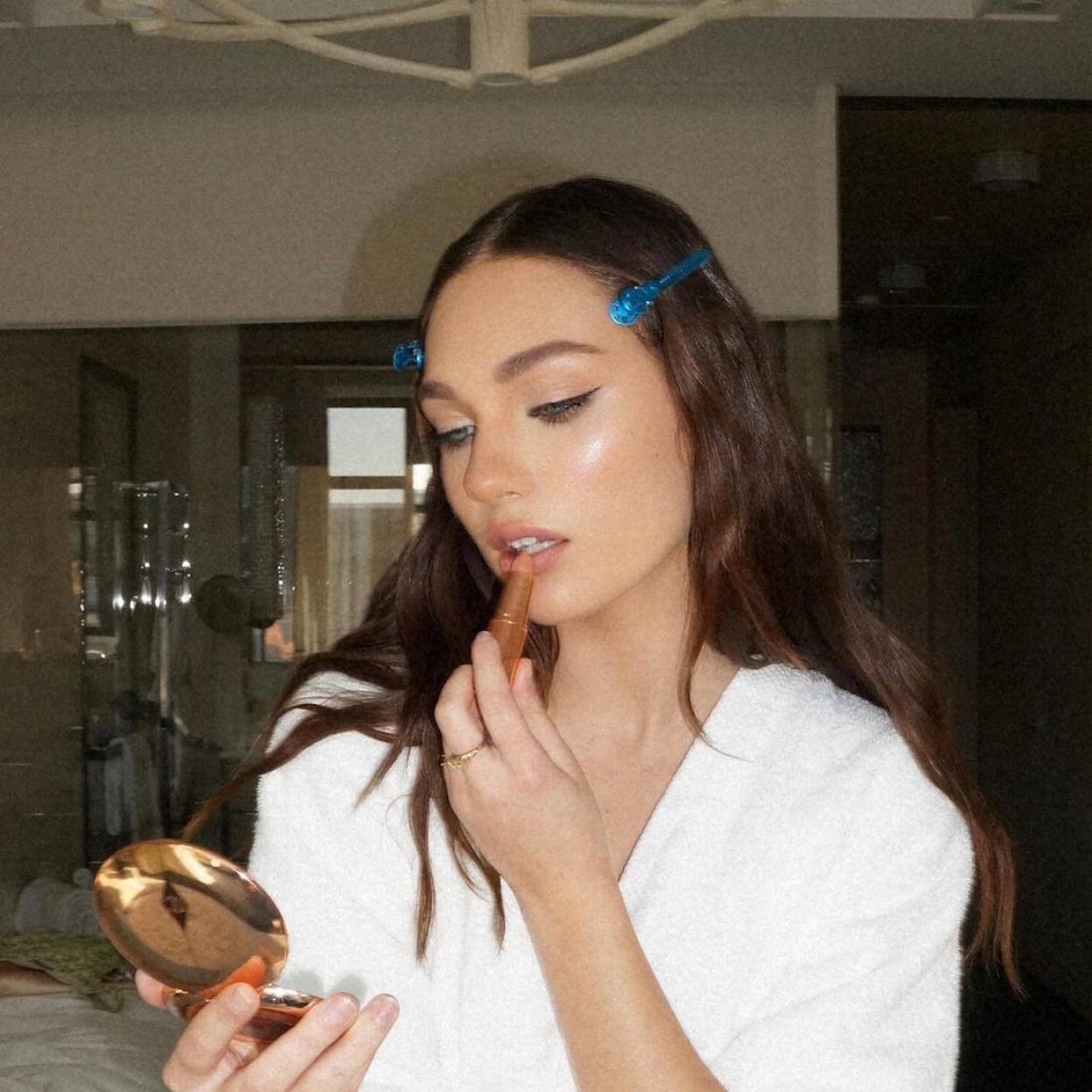 Maddie Ziegler pintándose los labios