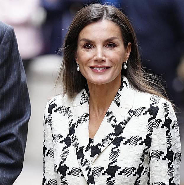 La reina Letizia enseña cómo llevar los pantalones pitillo en un look elegante en su visita a Toledo
