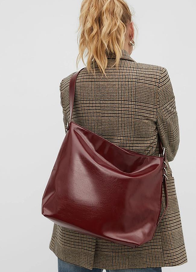 Imagen - Bolso bucket en color rojizo de Stradivarius (22,99 euros). Foto: Stradivarius.