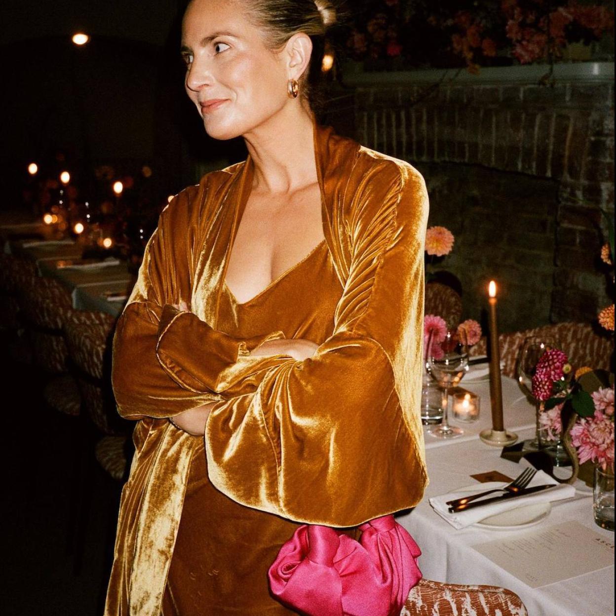 Influencer con kimono de terciopelo