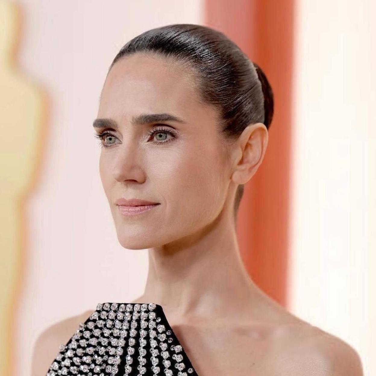 La actriz Jennifer Connelly con piel uniforme y sin manchas